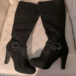 Black boots with stretch!